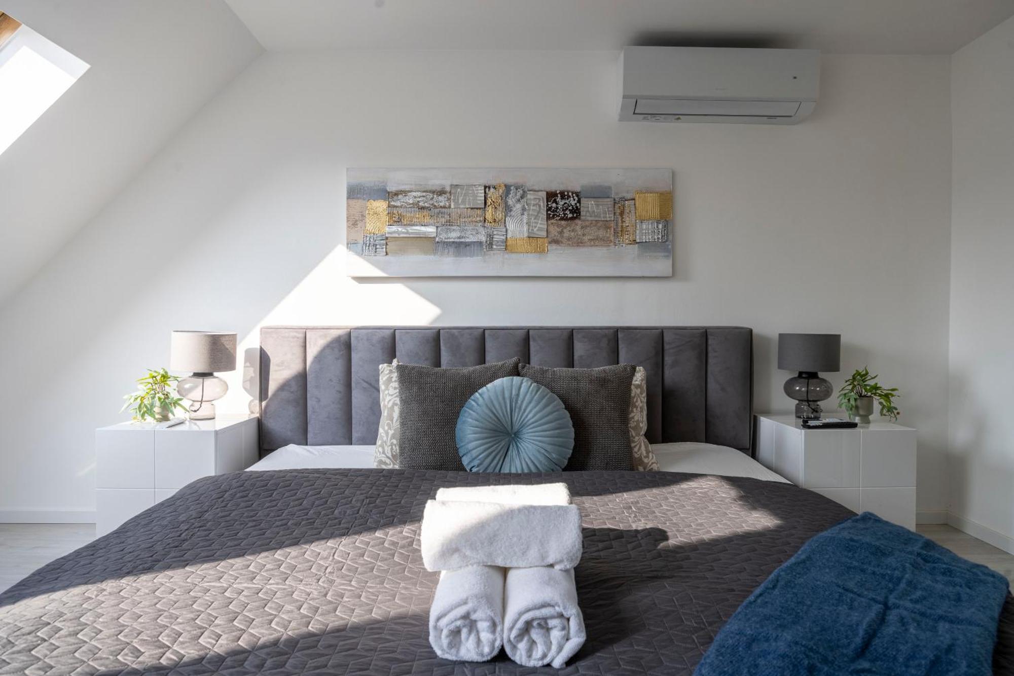 Deluxe & Minimalistic In The Heart Of Apartament